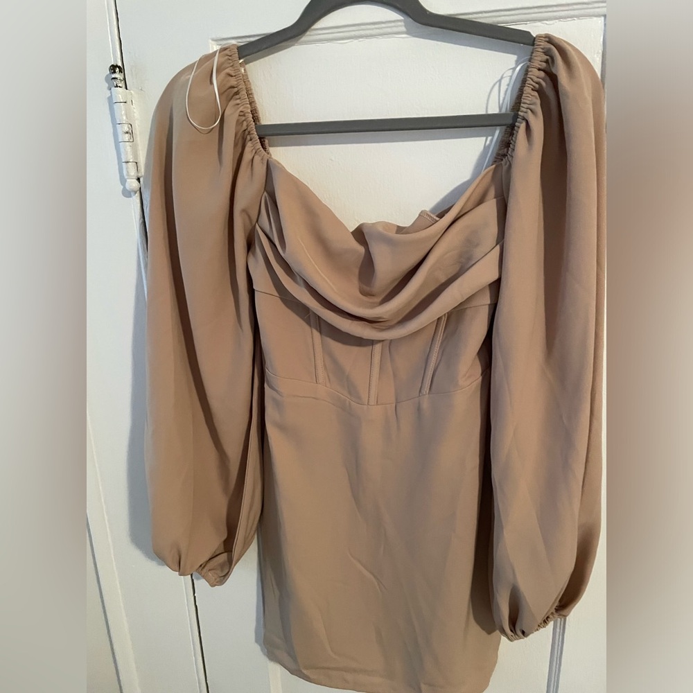Mini beige long sleeve dress with details in the front and long sleeve